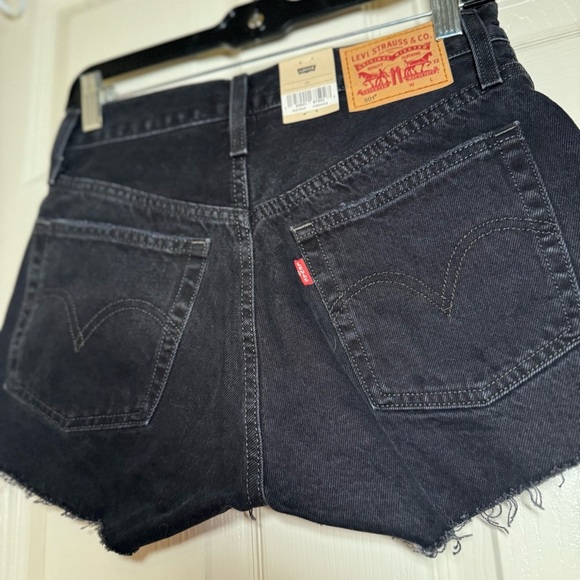 Levi's Women's Black Ripped Jean Denim Shorts Size 25 NWT - Picture 4 of 9